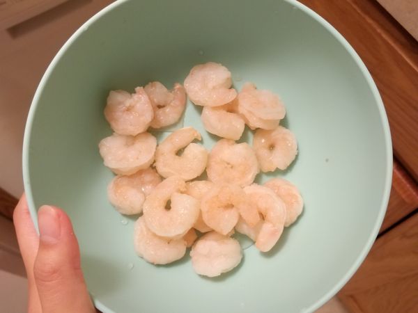 將冷凍的蝦仁拿出來退冰，加上一點點鹽。