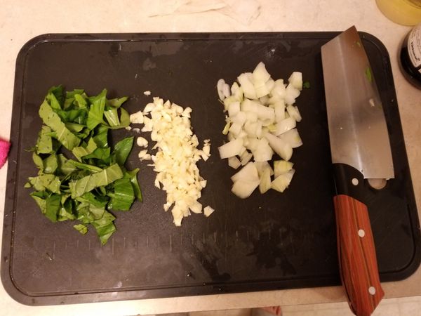 將洋蔥切丁、蒜切末、九層塔稍微切一下。