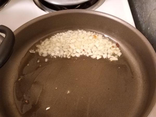 加入三匙油，放入2/3的蒜煸香。

*把鍋子斜著拿可以比較省油。