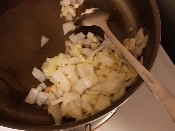 加入洋蔥一起拌炒。