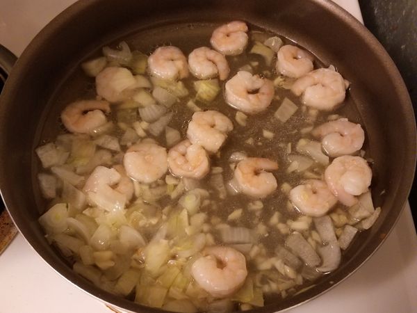 加入剛剛的蝦仁，以及兩大匙煮麵的水。