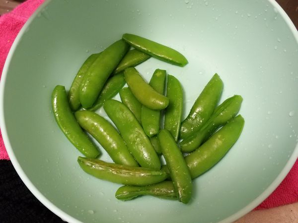 撈出之後用1/2糖、1匙鹽。