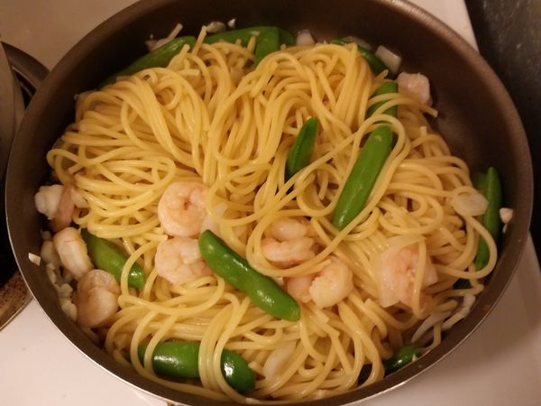 將麵、荷蘭豆加進去拌炒，炒到快沒水份之後加入九層塔拌炒。