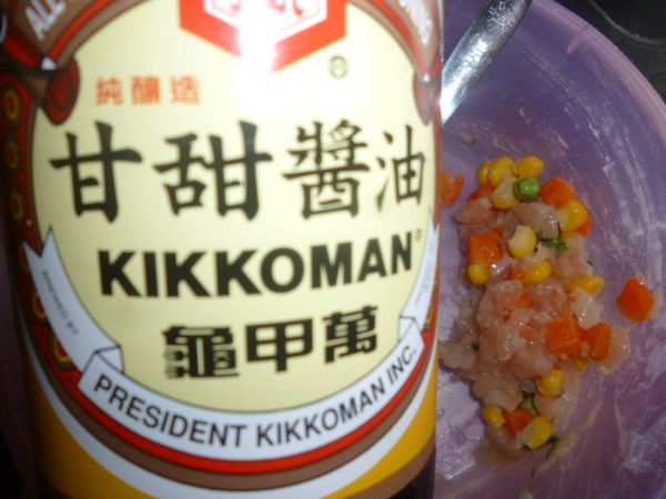 雞肉切丁,加入三色蔬菜和甘甜醬油拌勻