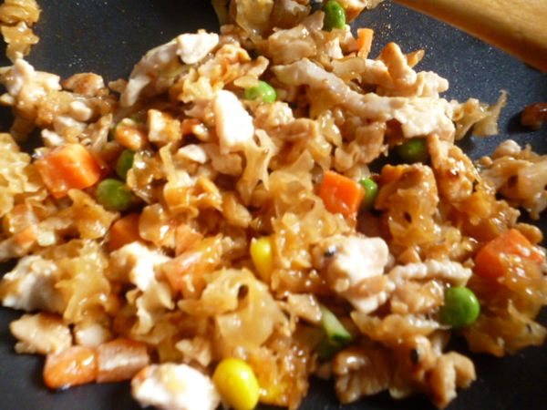 可添加銀耳和其它你喜歡的食材,將它炒熟