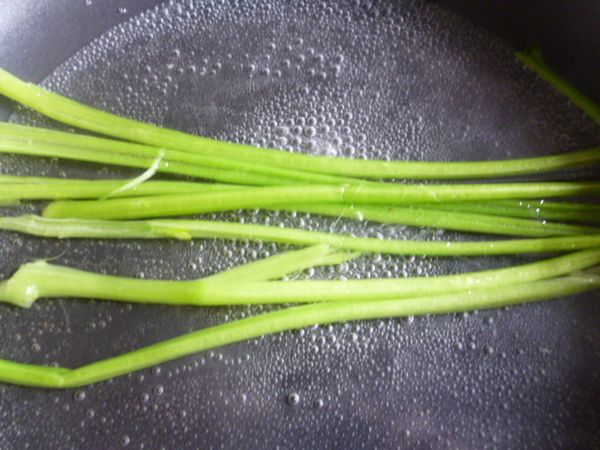 菠菜或芹菜,燙軟撈出撕成細條