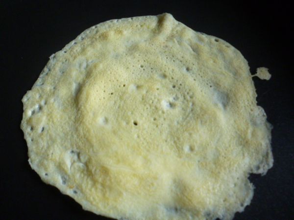 蛋液加入少許鹽和太白粉水拌勻,煎成圓形