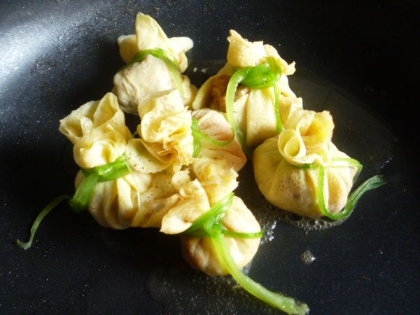 放入鍋中加少許水和2小匙龜甲萬甘甜醬油煮一下(直接放盤中也可,或是蒸2分鐘)