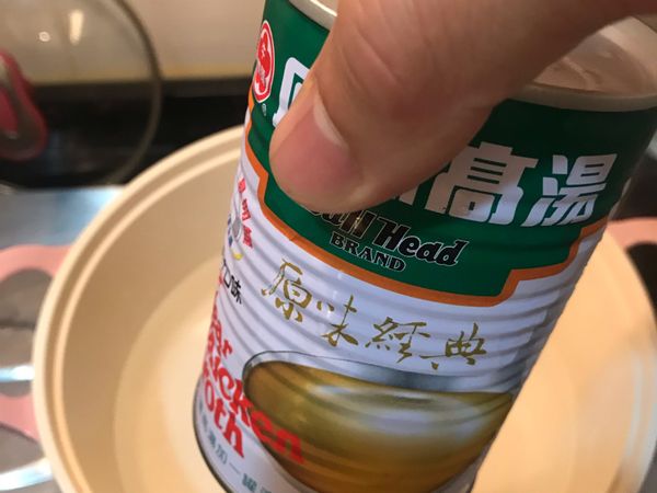 半鍋水一罐高湯，煮開悶煮米粉。