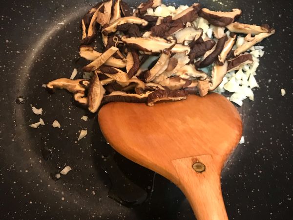 香菇熱油炒出香氣