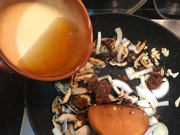 炒開油蔥酥後加入香菇水