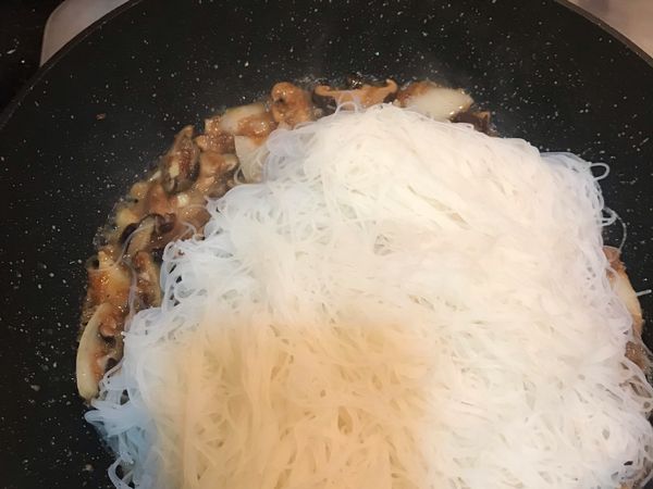 後撈起米粉加入炒鍋裡，後加入肉絲、蝦仁、醬油、蠔油、後加入高湯至6分。