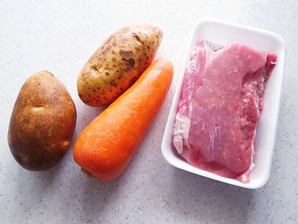 馬鈴薯及紅蘿蔔削皮切大塊。