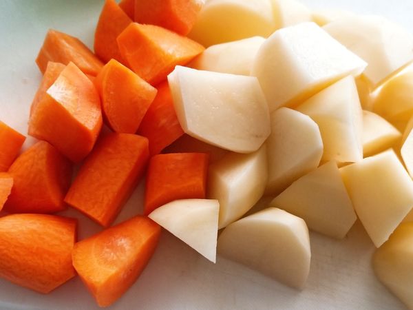 馬鈴薯塊可以修圓，較不易碎裂，這次沒修，自家料理，想修就修。