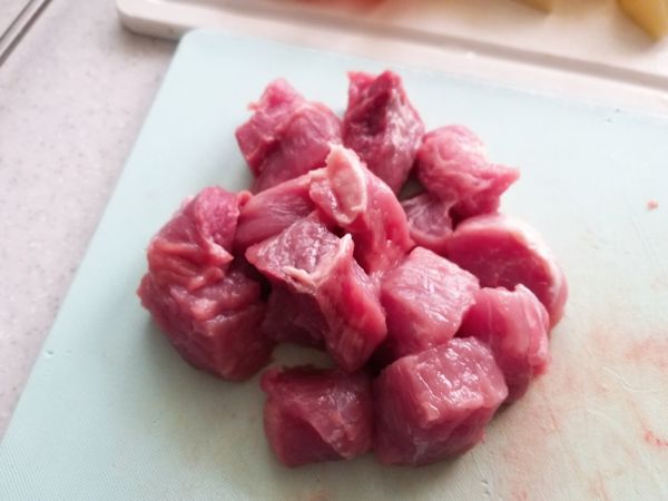 豬後腿肉切成約4cm乘4cm 的一口大 方塊狀， 肉塊煮好會縮小不要切太小塊。
