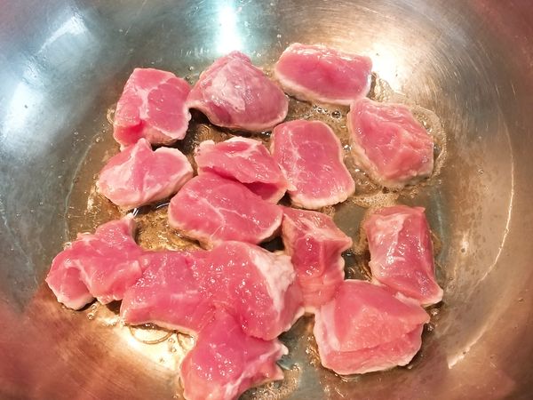 熱鍋後，加上兩大匙油先雙面煎香所有肉塊到金黃， 無需煎熟，之後還要燒煮。