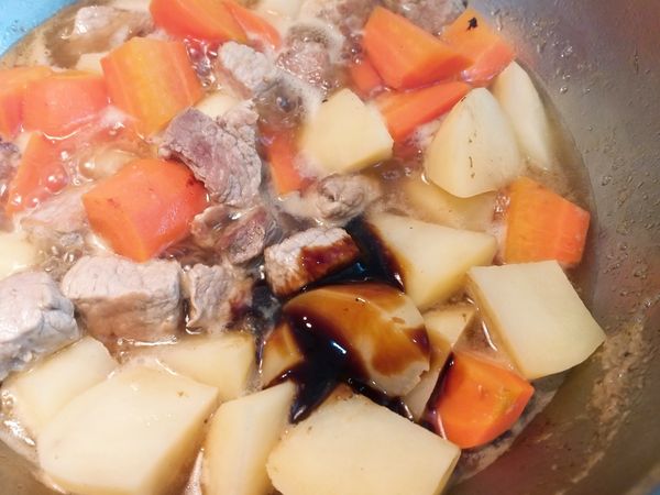 加入調味料煮滾後轉小火再煮10~20分鐘， 馬鈴薯和紅蘿蔔軟熟就可以吃了， 但是後腿肉塊要煮久一點（至少要20分鐘以上）才會比較軟。

煮到自己喜歡的軟度就可以了。