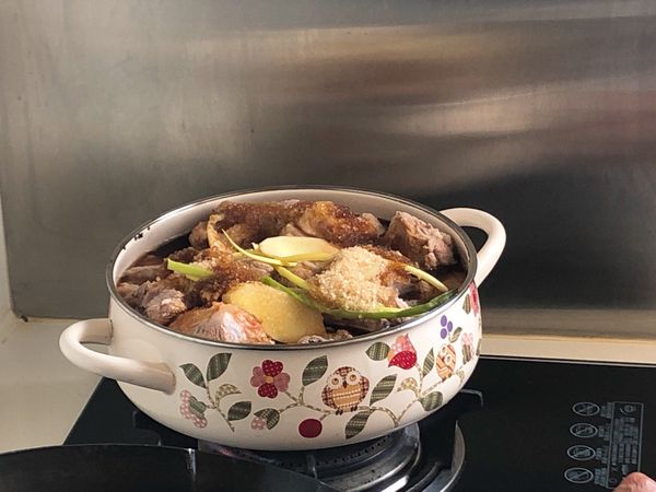 不上蓋，中火煮就可以。
煮到收汁，肉有油光，汁剩稠狀即可。