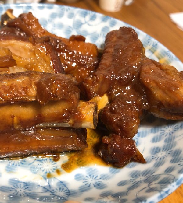 右側是糖醋口味，顏色較深ㄧ點點
前面是乾燒。