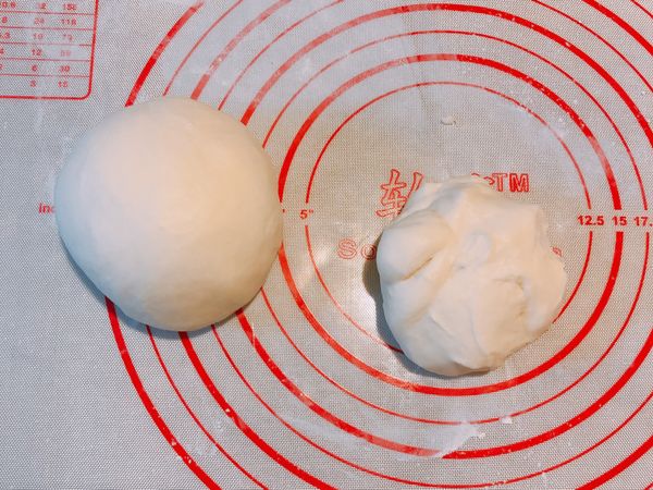 待麵包機行程跑完，將麵團取出，分成2份（我這次白麵糰取315g），其餘的用來做可可麵糰