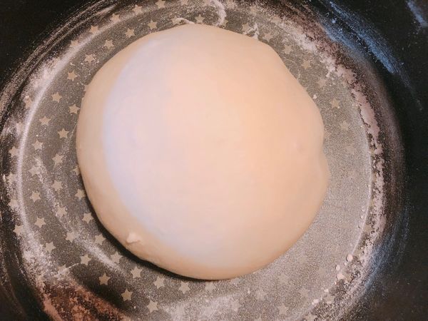 麵團停止揉打時，就會開始發酵，為了讓2色麵團發酵一致，先加白色麵團揉圓，放入容器（容器內撒一些麵粉），蓋上保鮮膜，放入冰箱冷藏，使其延緩發酵