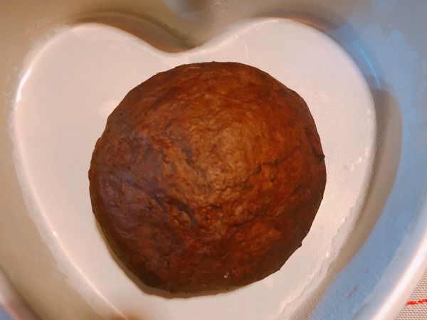 將可可麵團揉圓，置入撒有乾粉的容器，此時，可以將冰箱的白麵團取出，兩個麵團可以放入烤箱或微波爐，放入一杯熱水，進行第一次的發酵（約30-40分鐘）如果判定是否發酵完成，手指插入麵團中，麵團不回縮，就代表發酵完成囉