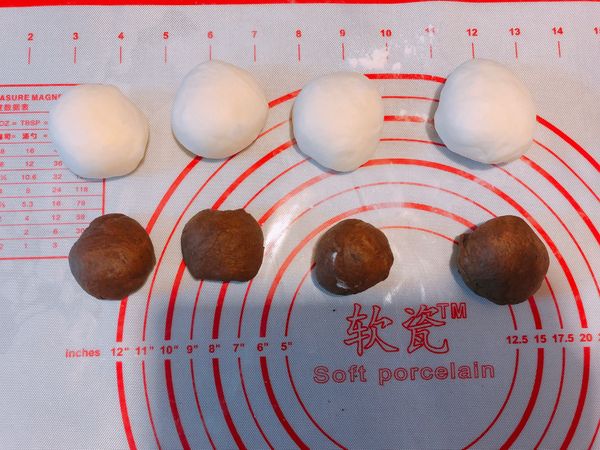 這次我要做兩種造型，所以2色麵團我分成2份，每份、每色又各分割各四個麵團，分割好，揉圓，蓋上保鮮膜靜置10分鐘