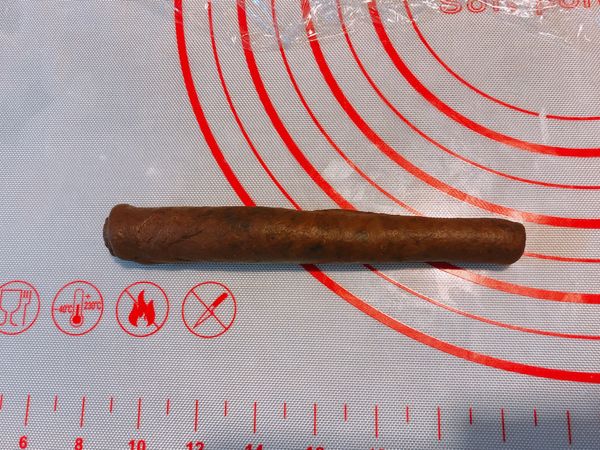 時間到後，先取可可麵團，桿成長方形後捲起備用