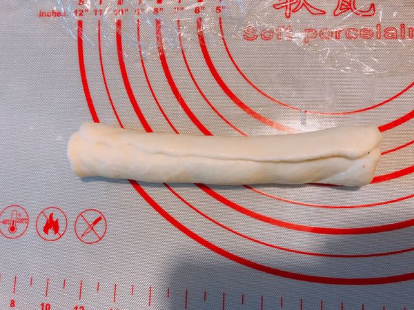 取白色麵團，桿成長方形後，將長條狀的可可麵團包入白色麵團中，一共做四個