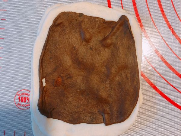 另一個造型，則是桿成長方形，長度請參考模型大小，一層白麵團、一層可可麵團的堆疊