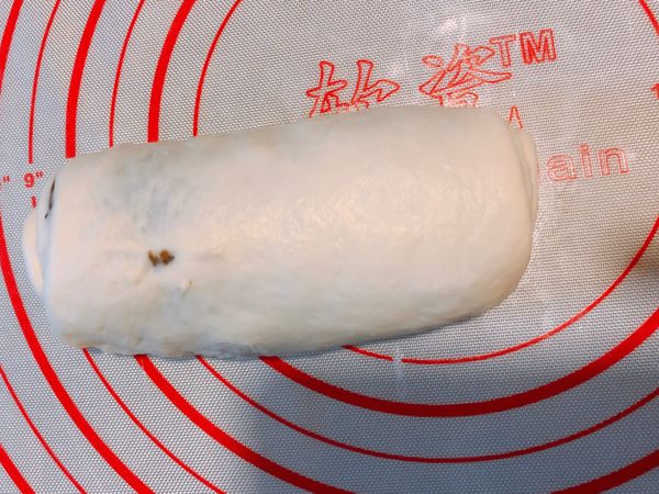 堆疊完成後，捲成圓柱狀放入模型，進行二次發酵，約50分鐘