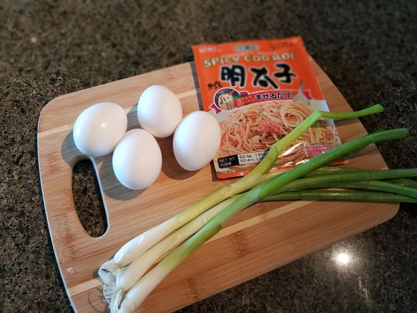 將雞蛋、青蔥洗淨，把雞蛋放在大碗內打散，將青蔥切成蔥花