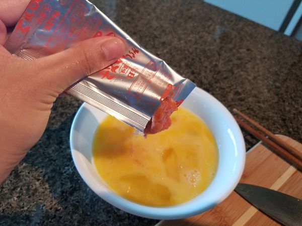 在日本超市很容易取得的明太子醬包，平常直接拌義大利麵吃也非常方便! 也可以買新鮮的明太子，用湯匙將魚卵從薄膜中刮出來，加入蛋液中攪拌均勻