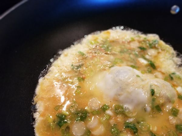 熱鍋後，倒入耐高溫的食用油，油熱後蛋液就可以下鍋。煎蛋就是要很多油、溫度也要夠高，蛋才會又澎又香。