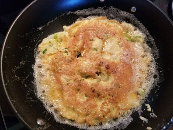 翻開側邊看一下底部，若呈現微焦金黃色就可以翻面了。如果擔心把蛋翻破，可以先把蛋滑到一個大盤子上，再直接倒蓋入鍋內，也可以輕鬆翻面喔!