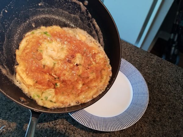 記住，要讓蛋自然澎起來，吃起來的口感才會又香又鬆軟，千萬不要把它壓得扁扁的像蛋皮一樣! 把背面也煎成一樣的顏色就可以起鍋享用囉!