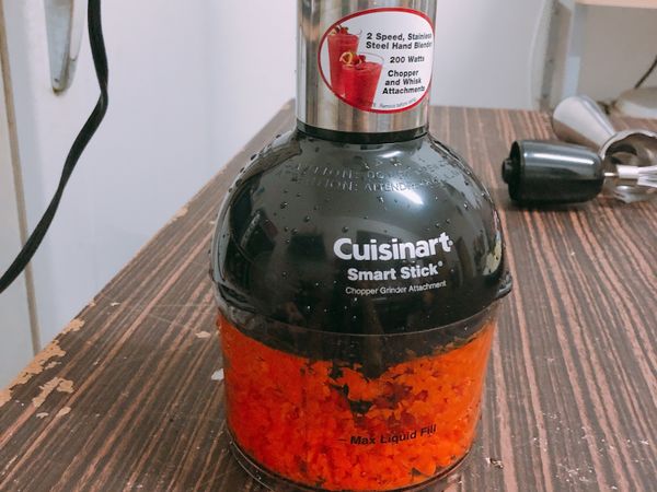 紅蘿蔔用食物處理機打碎