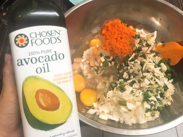 加入三顆蛋及酪梨油攪拌