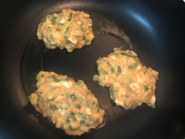 加入酪梨油中小火煎