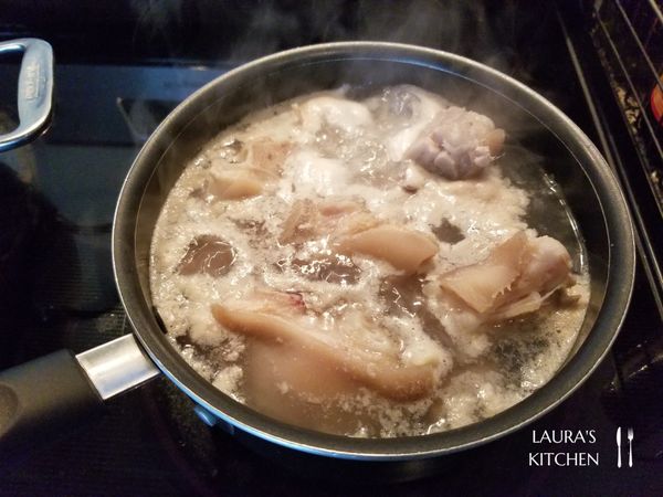 把豬腳洗乾淨，用剪刀修剪掉皮上殘餘的毛(或用拔毛夾拔除)，放入滾水中川燙去除血水，再次水滾、外皮煮熟變成白色後就可以撈起。表面飄的浮沫渣渣是豬肉和骨中的血水，把血水先煮出來、才不會讓豬腳滷汁濁濁的