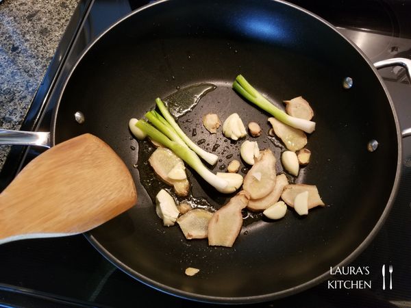 熱鍋倒入食用油，放入薑片、蔥白、蒜頭下去爆香