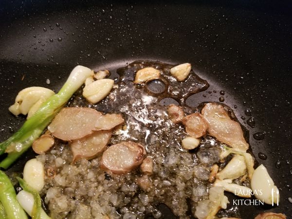 炒出香氣之後放入冰糖，冰糖融化成焦糖色糖漿後，就可以放入豬腳塊