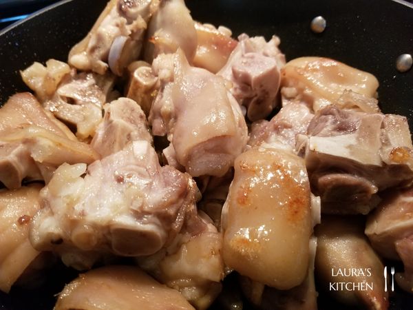 將豬腳拌炒到上色、外皮有點焦香焦香的，漸漸飄來肉香味