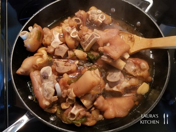 燉煮的過程中不時攪拌一下，讓豬腳每一面都均勻泡到滷汁。可以先嚐看看滷汁，再依照個人口味調整鹹淡(增減糖、醬油)。滷到皮變成咖啡色就差不多入味囉，有的人如果喜歡豬皮QQ的口感，有的人喜歡燉到軟爛、骨肉分離，就依照個人喜好調整繼續滷的時間