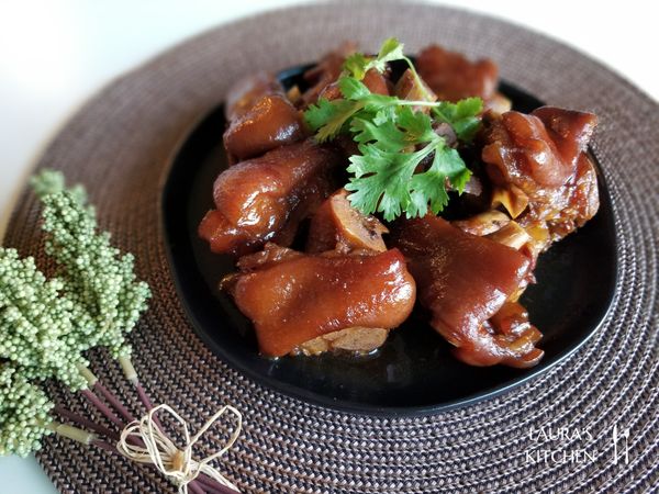 最後起鍋前，轉大火、打開蓋子讓湯汁收到濃稠，豬腳就會有油亮油亮的漂亮色澤囉!