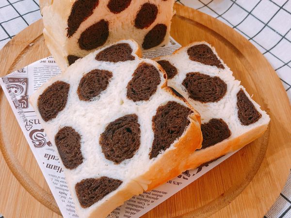 氣炸鍋預熱完成，將麵團放入氣炸鍋，以160度氣炸7-10分鐘（麵團的大小，會影響烘烤的時間喔）