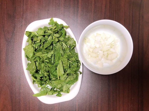 首先將洋蔥切丁、菠菜洗淨切碎。