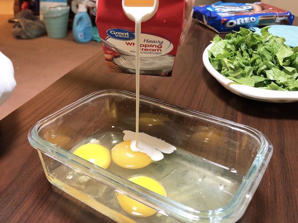 打三顆蛋，再倒入一匙鮮奶油（用牛奶替代也可以）。