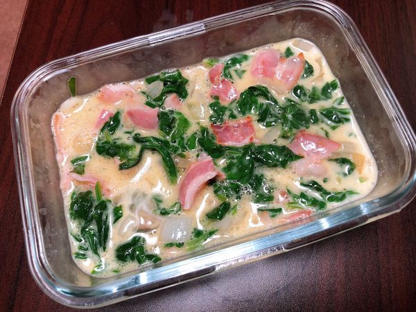 將食材加入後，灑入兩小匙鹽攪拌均勻。
（味道可以依照個人口味調整）