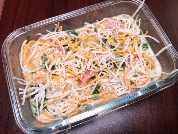 將表面灑上起司絲，送入200度烤箱約烤20分鐘（時間長短可能不一定，記得定時看看👍）